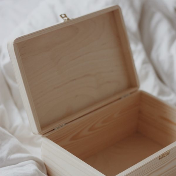 pudełko drewniane z literką