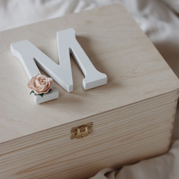pudełko drewniane z literką